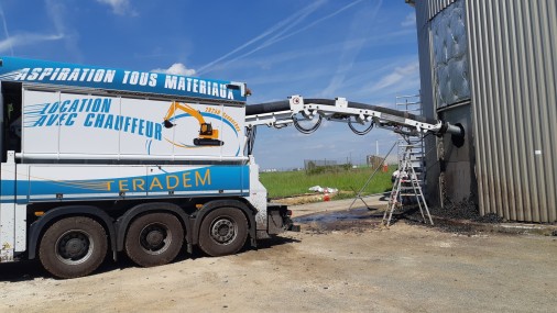 Photo du camion Teradem en train d'aspirer l'intérieur d'un silo à grains