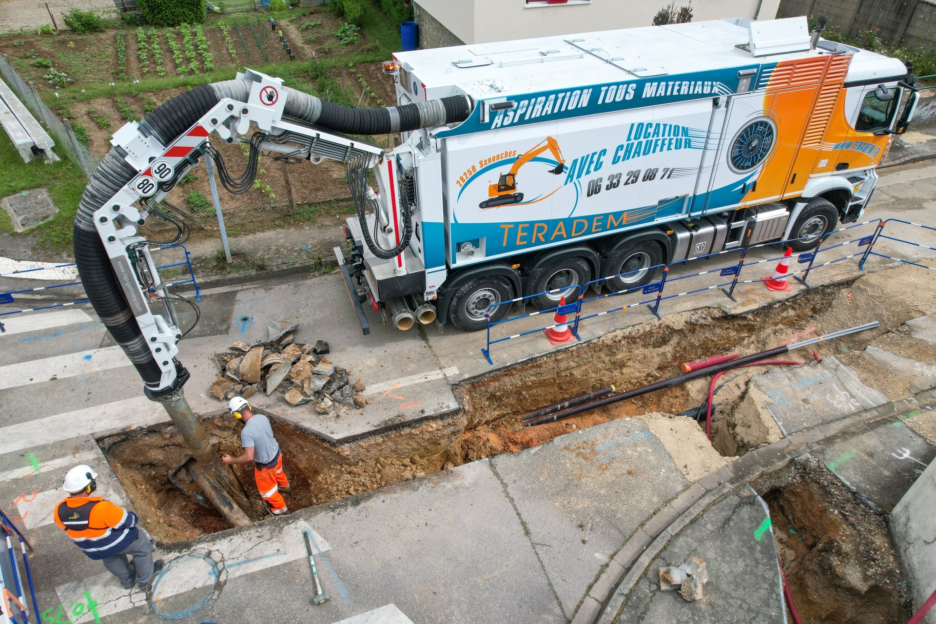 Vue aérienne de l'aspiratrice Teradem en intervention pour terrassement routier