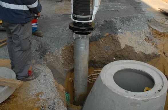 photo du chauffeur qualifié de Teradem en train de guider la buse de l'aspiratrice autour d'un plot en béton pour éviter d'endommager les canalisations sur chantier