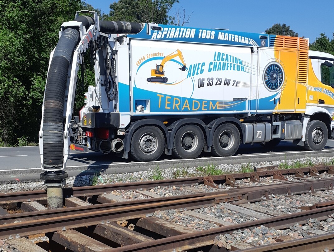 Photo de l'aspiratrice de Teradem en intervention pour l'aspiration des matériaux présents sous les rails et entre les traverses sur voie ferrée