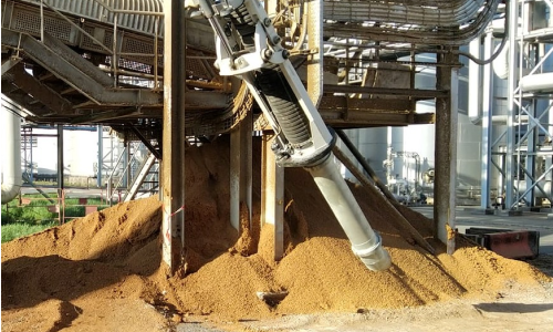 Photo de l'aspiratrice Teradem sur un chantier industriel pour aspirer les matériaux au sol